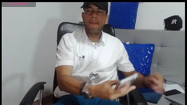 latinmartin73 online show from April 11, 2026, 1:59 pm