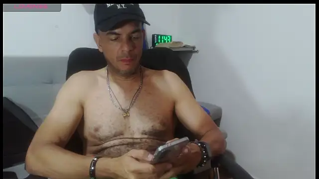 latinmartin73 online show from April 18, 2026, 4:44 pm