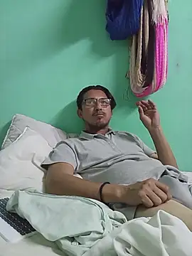 Andresguz35 online show from February 5, 2026, 5:23 am