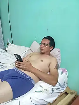 Andresguz35 online show from May 1, 2026, 3:44 am
