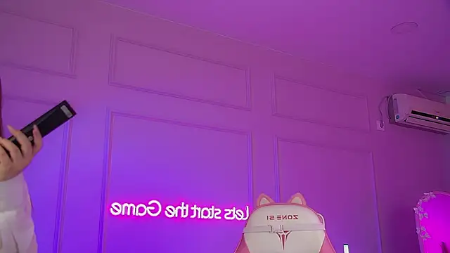 CrystalLyons online show from May 21, 2026, 6:20 am