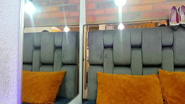 JESSYCORTES online show from September 10, 2025, 1:33 pm