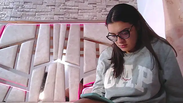 mia and austin online show from February 16, 2025, 6:21 am