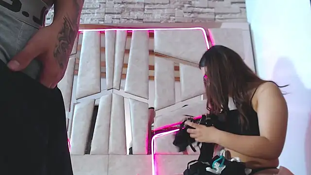 mia and austin online show from March 22, 2025, 1:00 am