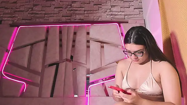 mia and austin online show from November 15, 2025, 11:43 pm