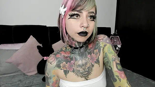 NikkiRamone online show from December 6, 2024, 9:32 am