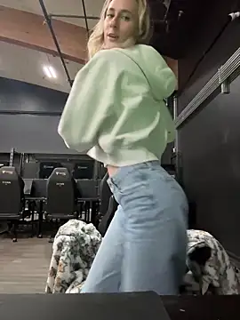 Snapshot of M1ssyk1ssy chatting on November 22, 2025, 9:14 pm M1ssyk1ssy online show from November 22, 2025, 9:14 pm