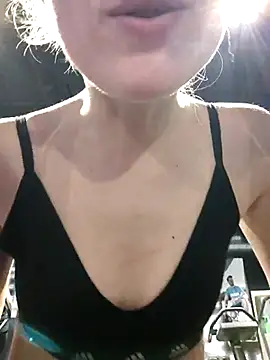 Snapshot of Loujoly_modele chatting on February 24, 2025, 3:53 pm Loujoly modele online show from February 24, 2025, 3:53 pm