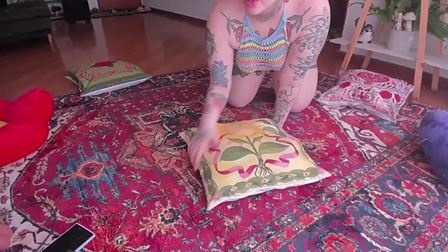 Whitekitty-exe online show from February 6, 2025, 8:13 pm