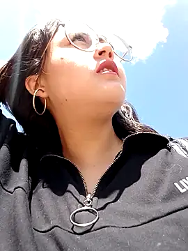 lara moon25 online show from December 10, 2024, 3:01 pm