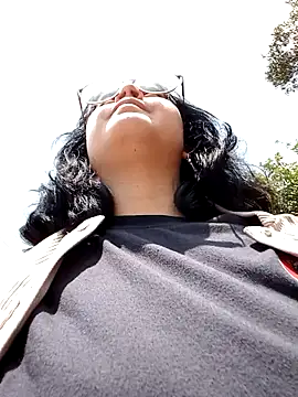 lara moon25 online show from October 15, 2025, 4:07 pm