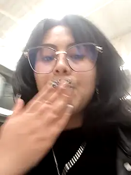 lara moon25 online show from November 3, 2025, 7:04 pm