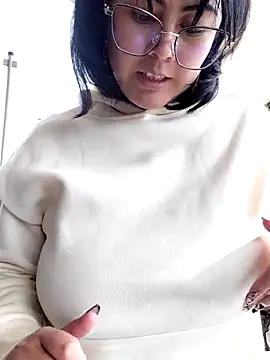 lara moon25 online show from November 4, 2025, 8:19 pm