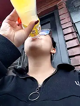 lara moon25 online show from December 18, 2025, 8:04 pm