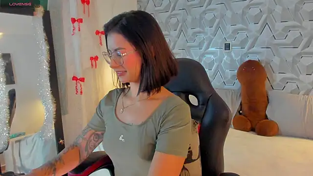 Sophiee Hill online show from April 10, 2026, 7:13 am