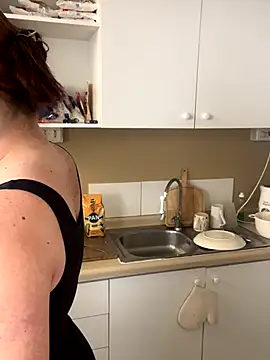 WhiteWomen online show from November 5, 2025, 5:57 pm