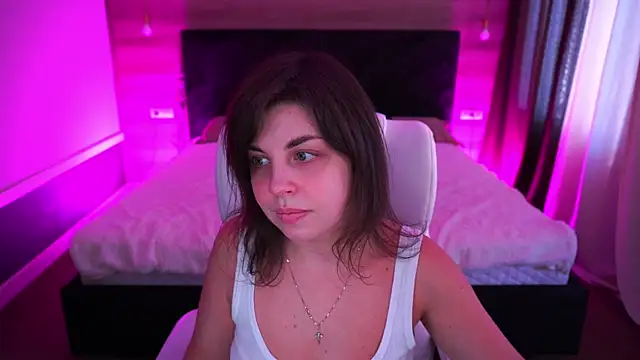 MirandaWong online show from September 19, 2025, 5:53 am