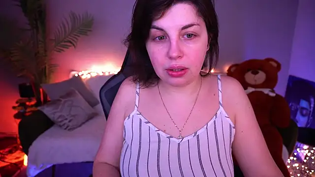 MirandaWong online show from April 11, 2026, 5:01 am