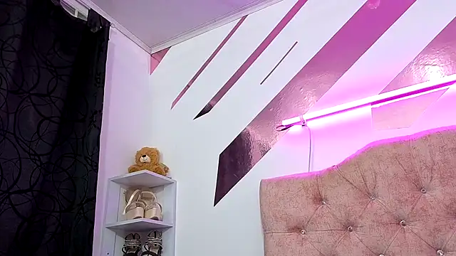 Kitten Hot  online show from November 7, 2025, 1:49 am