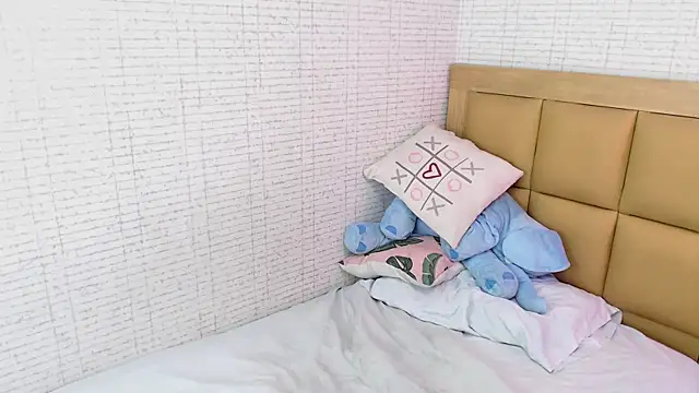 MAGNOLEROY online show from February 6, 2025, 10:53 pm