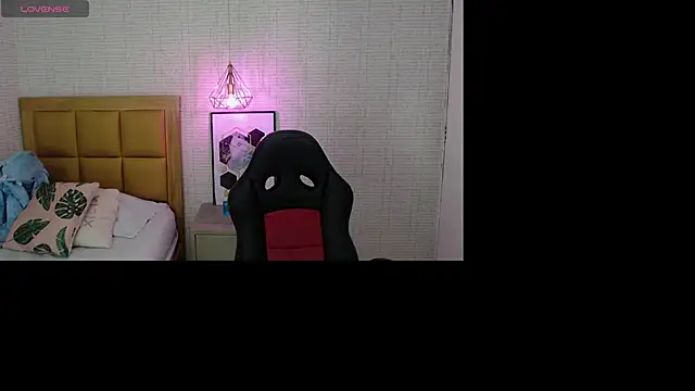 MAGNOLEROY online show from February 7, 2025, 7:49 pm