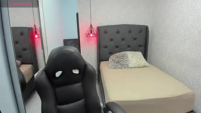 Snapshot of MAGNOLEROY chatting on February 9, 2026, 12:53 pm MAGNOLEROY online show from February 9, 2026, 12:53 pm