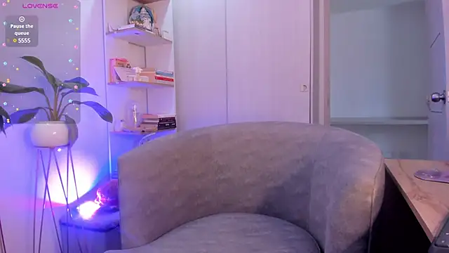 danna davis18 online show from December 5, 2024, 5:39 pm