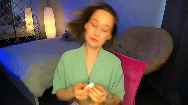 MelodyOfLovee online show from March 5, 2025, 6:12 am