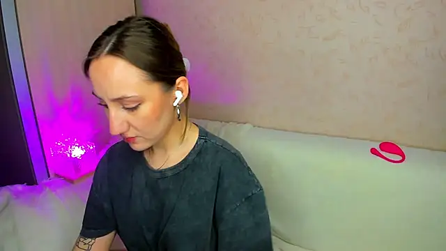 MelodyOfLovee online show from December 3, 2025, 11:03 pm