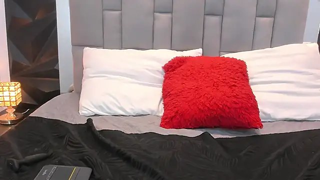 valentinasu1 online show from March 18, 2025, 4:26 pm