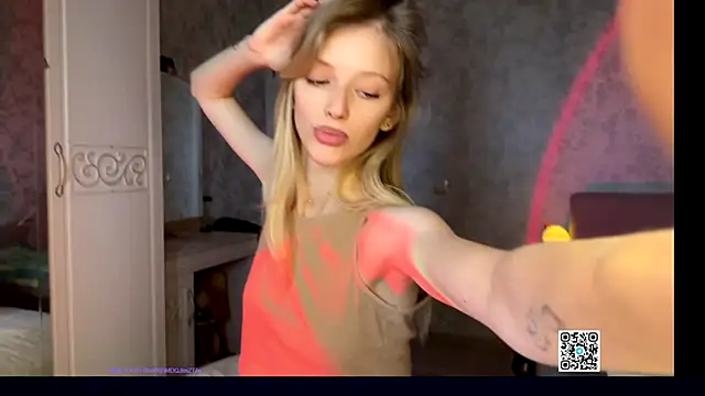 Evvie Summn1 online show from September 28, 2025, 5:57 am