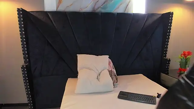 MAHIASMITH13 online show from November 21, 2025, 1:21 pm