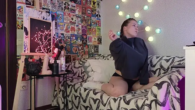 LittleLeen online show from February 5, 2025, 6:48 pm