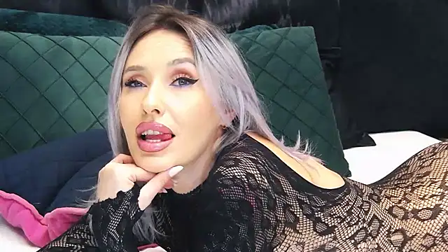 IssaSmith online show from February 9, 2025, 11:14 am