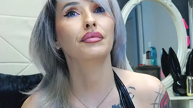 IssaSmith online show from February 22, 2025, 11:24 am