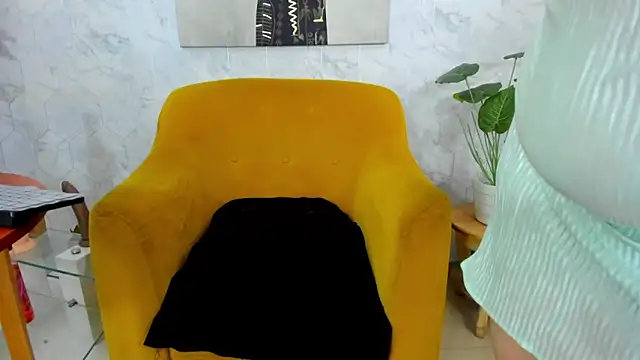 Snapshot of MirandaRossi chatting on December 27, 2024, 8:45 am MirandaRossi online show from December 27, 2024, 8:45 am