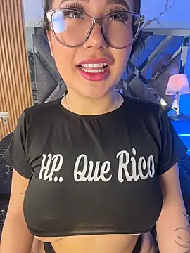 LylaLee111 online show from November 23, 2025, 2:17 pm