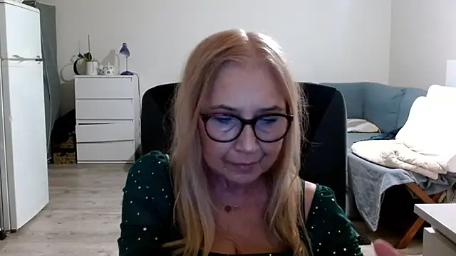 sofia xkiss online show from February 28, 2025, 2:42 pm