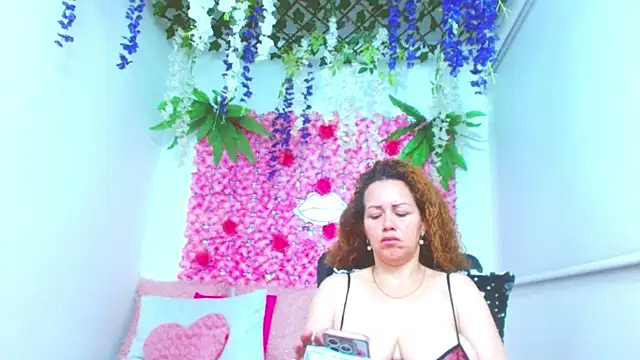 BLONDE SEXYHOT online show from October 6, 2025, 5:16 am