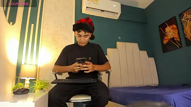 Snapshot of Austin_Cardieff chatting on December 30, 2024, 8:04 pm Austin Cardieff online show from December 30, 2024, 8:04 pm