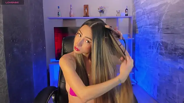 Snapshot of juliasprousse_ chatting on February 5, 2025, 1:00 pm juliasprousse  online show from February 5, 2025, 1:00 pm