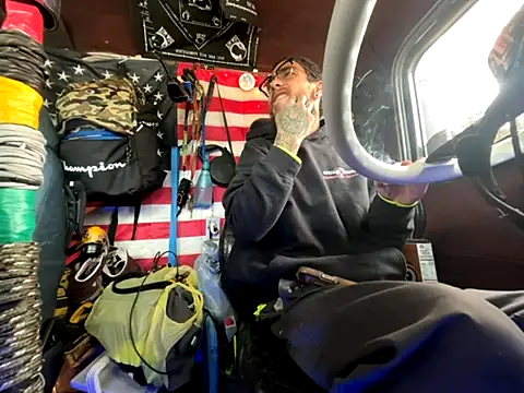 Snapshot of XMeF10 chatting on December 1, 2025, 1:27 pm XMeF10 online show from December 1, 2025, 1:27 pm