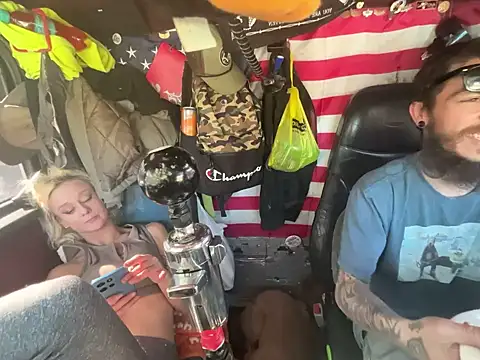 Snapshot of XMeF10 chatting on January 5, 2026, 5:27 pm XMeF10 online show from January 5, 2026, 5:27 pm