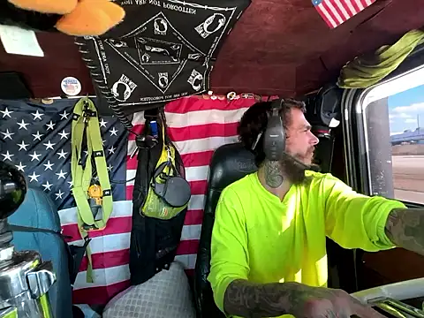 Snapshot of XMeF10 chatting on January 6, 2026, 6:11 pm XMeF10 online show from January 6, 2026, 6:11 pm