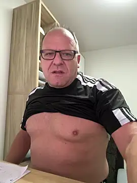 coupleLatinaLovers online show from October 3, 2025, 4:53 am