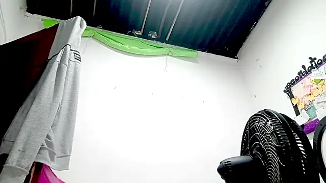 PetiteIvoryQueen19 online show from November 11, 2025, 4:34 am