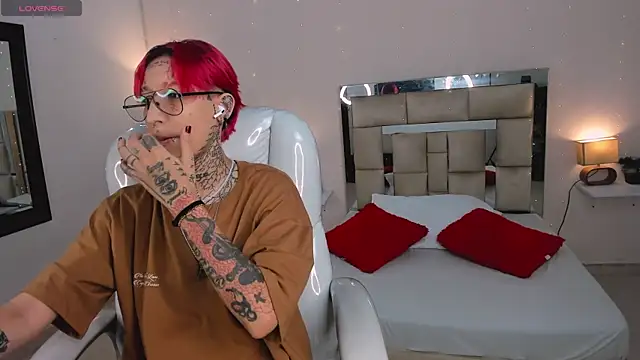 ravengreen  online show from January 24, 2025, 7:49 pm