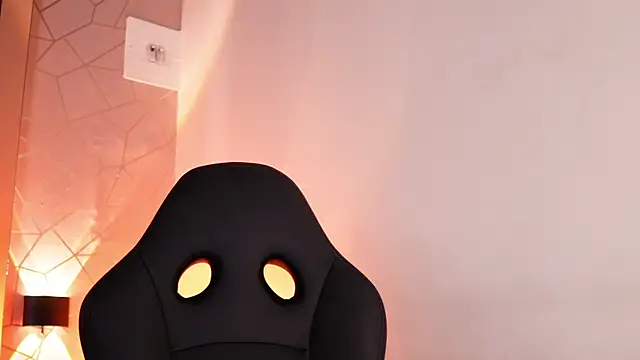 Snapshot of Luu_Princess chatting on April 21, 2026, 1:42 am Luu Princess online show from April 21, 2026, 1:42 am