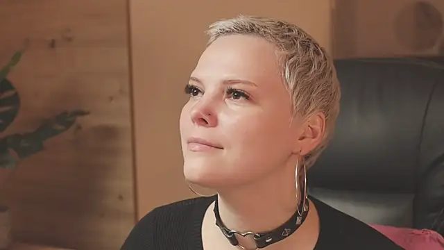 LikaBerry1 online show from November 18, 2025, 12:31 pm