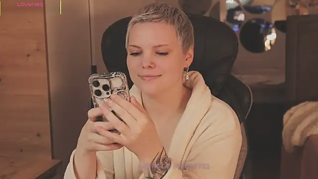 LikaBerry1 online show from December 5, 2025, 1:09 pm